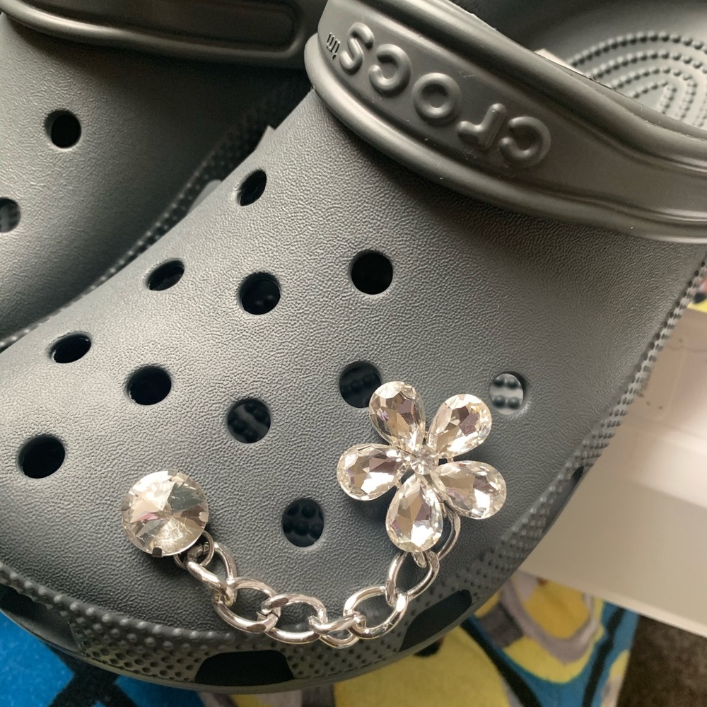 Flower chain croc charm